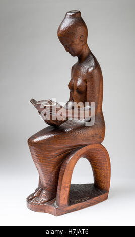 Le lecteur, l'acajou sculpture sur bois par le sculpteur français Jean Henninger Banque D'Images