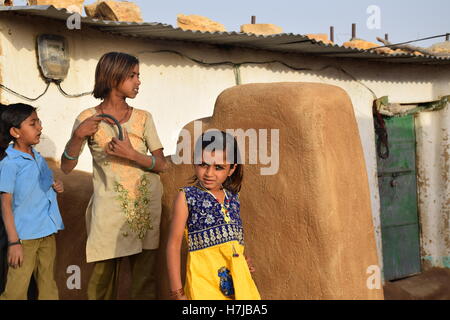 Les enfants indiens dans un village à l'intérieur désert du Thar près de Jaisalmer, Rajasthan, India Banque D'Images