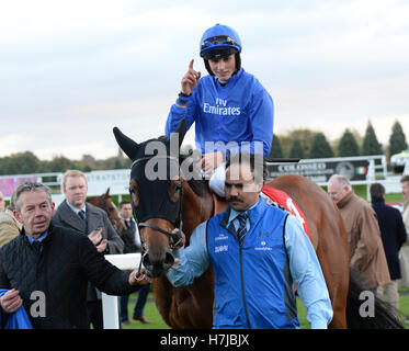 Prix en argent et George Wood après avoir remporté le handicap Novembre Betfred Courses à Doncaster. Banque D'Images