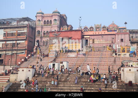 Les Indiens de faire différentes activités dans la matinée sur les ghats de Varanasi, Uttar Pradesh, Inde Banque D'Images