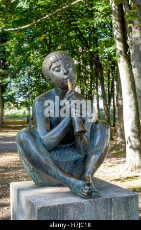 Reed-pipe player, sculpture en bronze par le sculpteur français Jean Henninger, Strasbourg, Alsace, France, Europe Banque D'Images