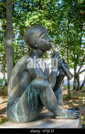 Reed-pipe player, sculpture en bronze par le sculpteur français Jean Henninger, Strasbourg, Alsace, France, Europe Banque D'Images