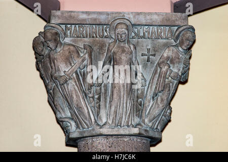 Colonne en béton sculpté 1956 capital par le sculpteur français Jean Henninger, St Nicholas church, Schirrhein, Alsace, France, Europe Banque D'Images