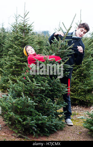 S'amusant à la couper votre propre Christmas Tree Farm Banque D'Images