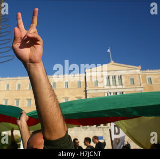 Athènes, Grèce. 05Th Nov, 2016. Le démonstrateur fait signe V de la victoire. Les Kurdes qui vivent en Grèce démontrer à Athènes contre les gouvernements turc de poursuivre les dirigeants de parti politique kurde Pro HDP Selahattin Demirtas et Figen. Yuksedaq Crédit : George/Panagakis Pacific Press/Alamy Live News Banque D'Images