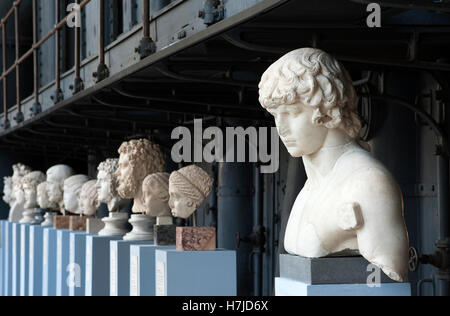 Sculptures. Centrale Montemartini Museum. Rome, Italie Banque D'Images