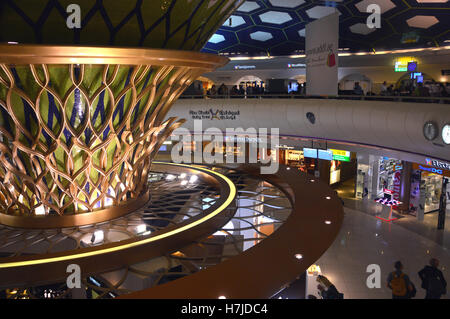 À l'intérieur de l'Aéroport International d'Abu Dhabi Departure Lounge, aux Émirats arabes unis. Banque D'Images