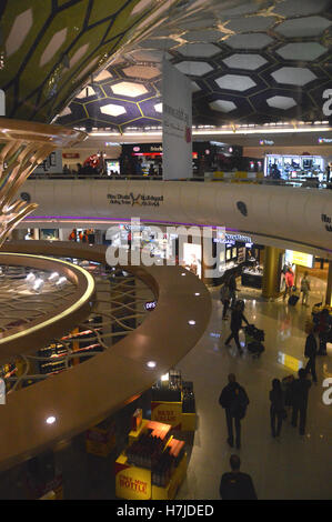 À l'intérieur de l'Aéroport International d'Abu Dhabi Departure Lounge, aux Émirats arabes unis. Banque D'Images