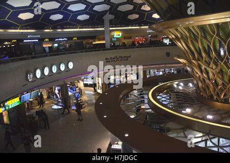 À l'intérieur de l'Aéroport International d'Abu Dhabi Departure Lounge, aux Émirats arabes unis. Banque D'Images