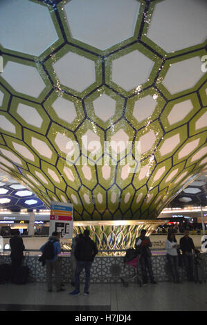 À l'intérieur de l'Aéroport International d'Abu Dhabi Departure Lounge, aux Émirats arabes unis. Banque D'Images