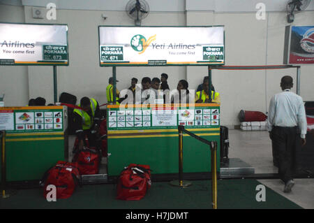 Contrôler dans 24 pour Yeti Airlines au terminal des vols domestiques à l'aéroport de Tribhuvan de Katmandou, Népal, Asie. Banque D'Images