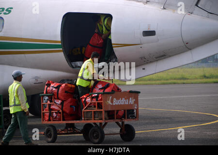 La manutention des bagages sur un Jetstream 41 avion à turbopropulseurs de Yeti Airlines Vol de Katmandou à Pokhara, Népal, Asie. Banque D'Images