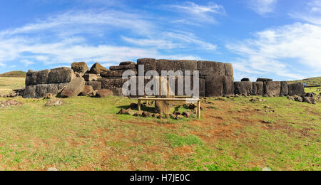 Moai statue en ruines site Vaihu, île de Pâques, Chili Banque D'Images