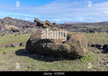 Moai statue ruines dans Akahanga, site de l'île de Pâques, Chili Banque D'Images