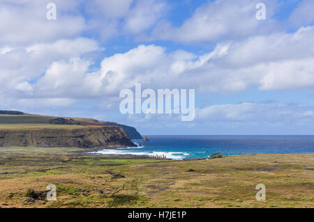 Moai statue ruines à Vaihu site, sur la côte de l'île de Pâques, Chili Banque D'Images