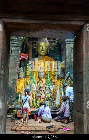 Les dévots prient à Wat Phu, les ruines d'un temple hindou Khmer dans complexe dans le sud du Laos Champassak. Banque D'Images