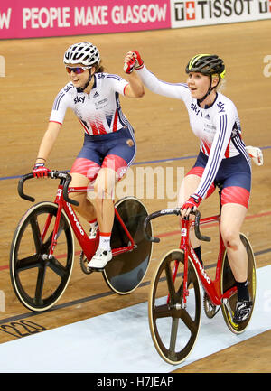 La Grande-Bretagne (de gauche) Manon Lloyd et Katie Archibald célébrer remportant la féministe Madison durant la deuxième journée de la Coupe du Monde de Cyclisme sur Piste UCI au vélodrome Sir Chris Hoy, Glasgow. Banque D'Images