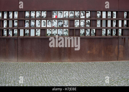 Le Mémorial du Mur de Berlin's "Fenêtre du souvenir" Banque D'Images