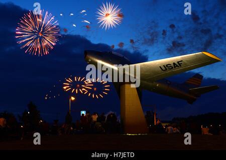 Feux d'artifice explosent dans le ciel nocturne pendant la journée de reconnaissance de la Super Sabre et le jour de l'indépendance des États-Unis à la base aérienne de Spangdahlem, 4 juillet 2013 en Allemagne, Spangdahlem. Banque D'Images