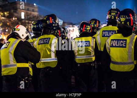 Londres, Royaume-Uni. 05Th Nov, 2016. 5 novembre célébrations. Les millions de manifestants qui masque en mars couvert leur visage avec masque et ont marché jusqu'à Trafalgar Square pour manifester contre l'austérité, la loi de masse et les droits de l'homme. Credit : Alberto Pezzali/Pacific Press/Alamy Live News Banque D'Images