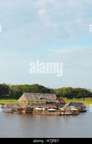 Al Frio y al fuego restaurant flottant. La balsa raft restaurant sur la rivière Itaya propose un service raffiné et excellent Peruvian Banque D'Images