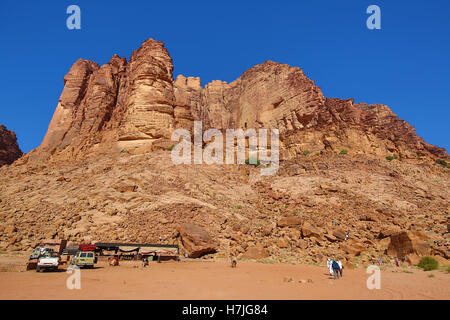 Formations rocheuses de Lawrence's Spring dans le désert à Wadi Rum, Jordanie Banque D'Images