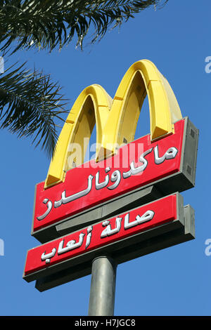 Mcdonald's restaurant fast food signe en arabe à Aqaba, Jordanie Banque D'Images