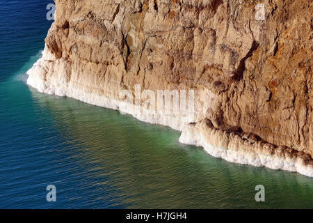 Les dépôts de sel sur la côte rocheuse de la Mer Morte, Jordanie Banque D'Images