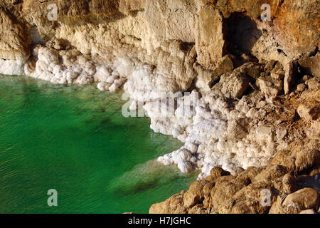 Les dépôts de sel sur la côte rocheuse de la Mer Morte, Jordanie Banque D'Images