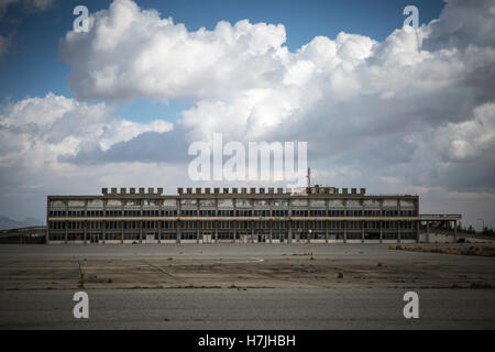 Nicosie, Chypre. 06Th Nov, 2016. L'aéroport international de Nicosie est un aéroport très utilisés situé à 8,2 km à l'ouest de la capitale chypriote de Nicosie dans l'Lakatamia suburb. Il a été le principal aéroport de l'île, mais l'activité commerciale a cessé à la suite de l'invasion turque de Chypre en 1974. Le site de l'aéroport est maintenant principalement utilisé comme siège de la Force de maintien de la paix des Nations Unies à Chypre. © Sahan Nuhoglu/Pacific Press/Alamy Live News Banque D'Images