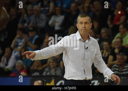 Auckland, Nouvelle-Zélande. 06 Nov, 2016. L'entraîneur-chef des balles de Brisbane Andrej Lemanis pendant le round 5 LBN match entre la Nouvelle-Zélande et les disjoncteurs Brisbane Bullets au Vector Arena d'Auckland le Nov 6, 2016. Credit : Shirley Kwok/Pacific Press/Alamy Live News Banque D'Images