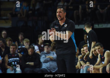 Auckland, Nouvelle-Zélande. 06 Nov, 2016. L'entraîneur-chef des disjoncteurs Paul Henare, pendant le match entre cinq LBN New Zealand Breakers et Brisbane Bullets au Vector Arena d'Auckland le Nov 6, 2016. Credit : Shirley Kwok/Pacific Press/Alamy Live News Banque D'Images