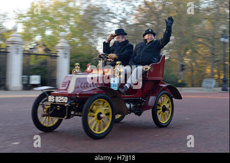 Les participants à l'Bonhams Londres à Brighton Veteran Car Run passer le long de la Mall, au centre de Londres. Banque D'Images