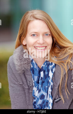 Belle femme, portrait de plein air d'automne Banque D'Images