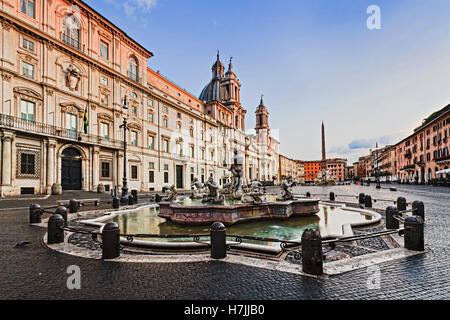 Vista de la place Navone à Rome à partir de la fontaine del Moro vers St Agnese église et maisons historiques environnants Banque D'Images