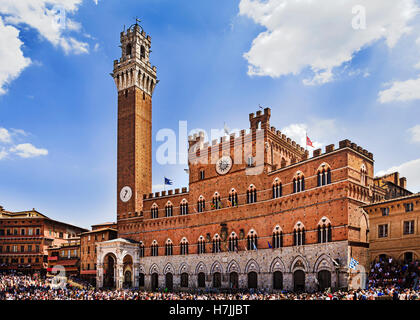 La place centrale de la ville de Sienne en Italie pendant la journée, en face de mairie façade et tall bell tower. Banque D'Images