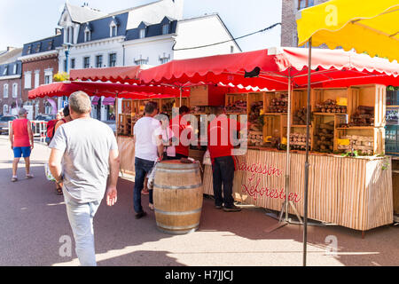 Stand à la saucisse de la rue du marché hebdomadaire à Aubel, Belgique Banque D'Images