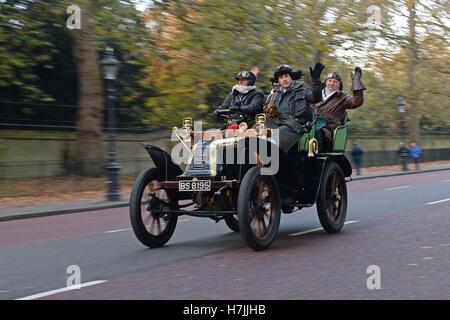 Les participants route le long du Mall dans le Bonhams Londres à Brighton Veteran Car Run dans le centre de Londres. Banque D'Images