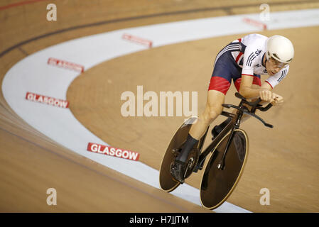 La société britannique Andrew Tennant dans le tour de qualification de la poursuite individuelle masculine au cours de la troisième journée de la Coupe du Monde de Cyclisme sur Piste UCI au vélodrome Sir Chris Hoy, Glasgow. Banque D'Images