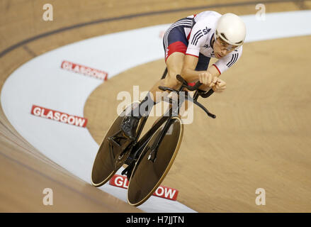 La société britannique Andrew Tennant dans le tour de qualification de la poursuite individuelle masculine au cours de la troisième journée de la Coupe du Monde de Cyclisme sur Piste UCI au vélodrome Sir Chris Hoy, Glasgow. Banque D'Images