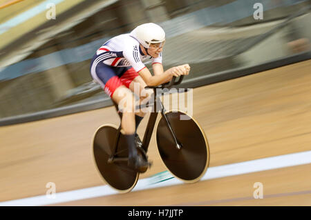 La société britannique Andrew Tennant dans le tour de qualification de la poursuite individuelle masculine au cours de la troisième journée de la Coupe du Monde de Cyclisme sur Piste UCI au vélodrome Sir Chris Hoy, Glasgow. Banque D'Images