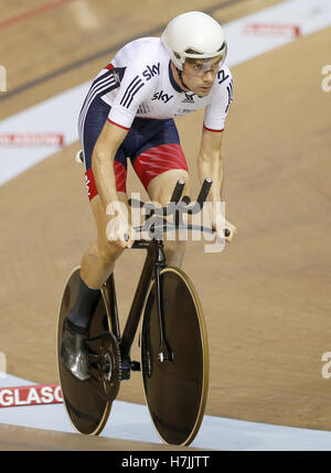 La société britannique Andrew Tennant dans le tour de qualification de la poursuite individuelle masculine au cours de la troisième journée de la Coupe du Monde de Cyclisme sur Piste UCI au vélodrome Sir Chris Hoy, Glasgow. Banque D'Images