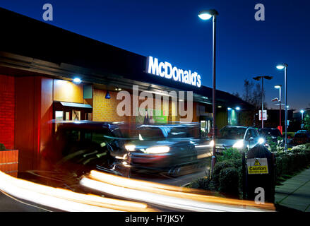 La file de voitures à un drive-thru McDonalds, England UK Banque D'Images