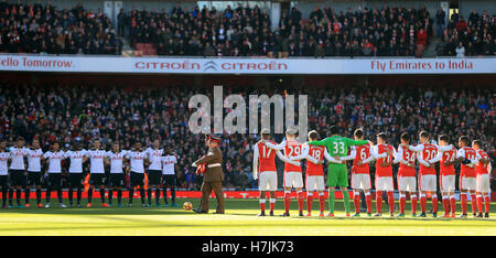 Arsenal et Tottenham Hotspur joueurs observer une minute de silence avant le match en Premier League à l'Emirates Stadium, Londres. Banque D'Images