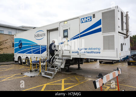 Un scanner d'imagerie par résonance magnétique à l'extérieur de Queen Mary's Hospital à Roehampton, SW London, England, UK Banque D'Images