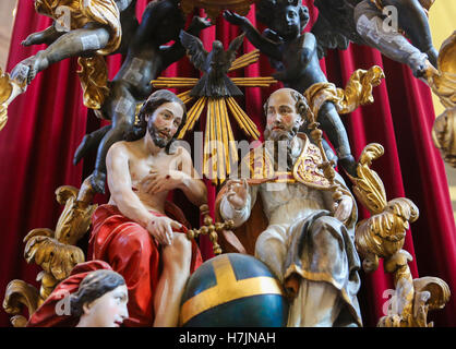 Statue baroque de la Sainte Trinité dans l'église Saint Pierre et Paul de Malines, Flandre orientale, Belgique Banque D'Images