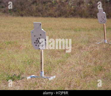Deux cibles en acier blanc qui sont utilisés pour la pratique avec une arme à feu Banque D'Images