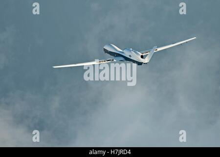 Le MQ-4C Triton avion sans pilote s'approche de la Naval Air Station Patuxent River après avoir terminé son premier vol sur campagne de Californie le 18 septembre 2014 dans le Maryland. Banque D'Images