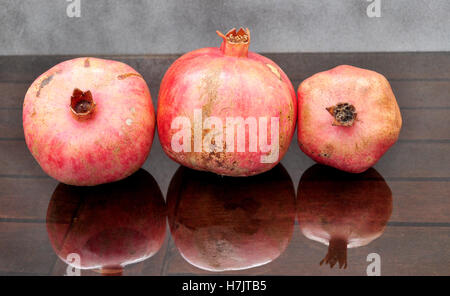 Les grenades sur fond sombre Banque D'Images