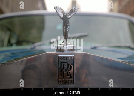 Mascotte de capot Rolls Royce Silver Blue victoire close up Banque D'Images